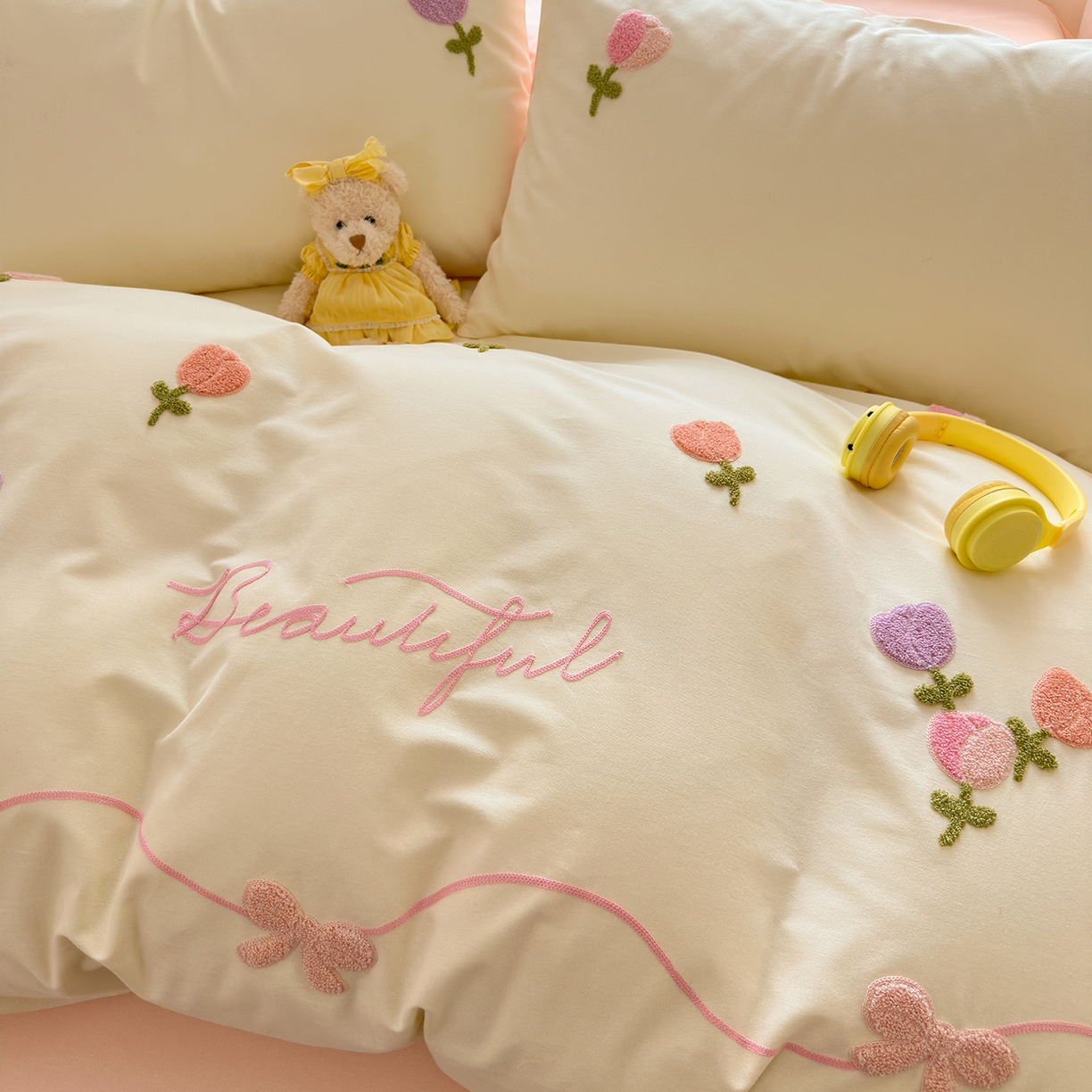 91家纺网 家纺一手货源 找家纺 锦觅 2025秋冬新款A类纯色小清新全棉磨毛绣花保暖四件套-第二批 繁花似锦（米粉）