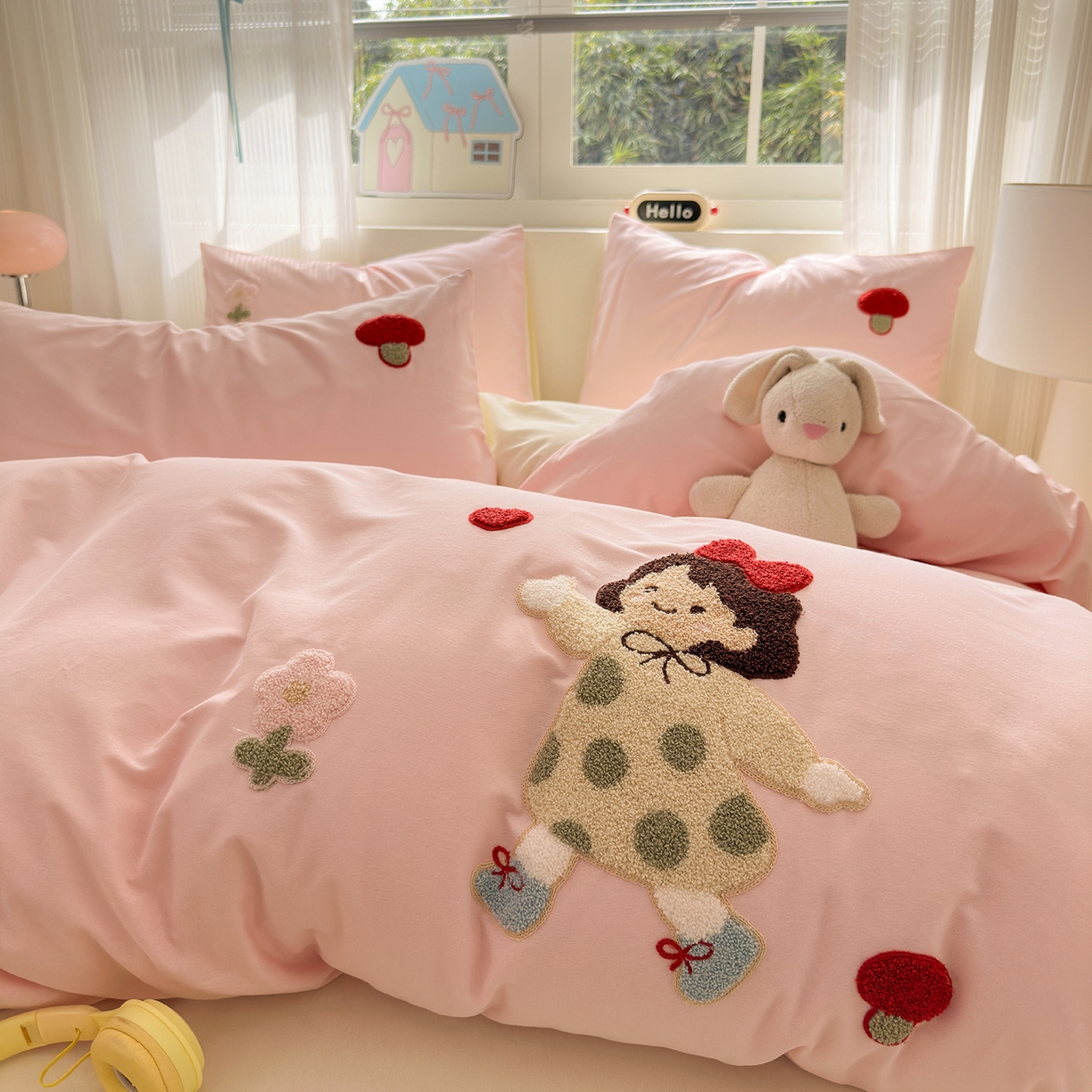 91家纺网 家纺一手货源 找家纺 锦觅 2025秋冬新款A类纯色小清新全棉磨毛绣花保暖四件套-第二批 可爱女孩（粉白）