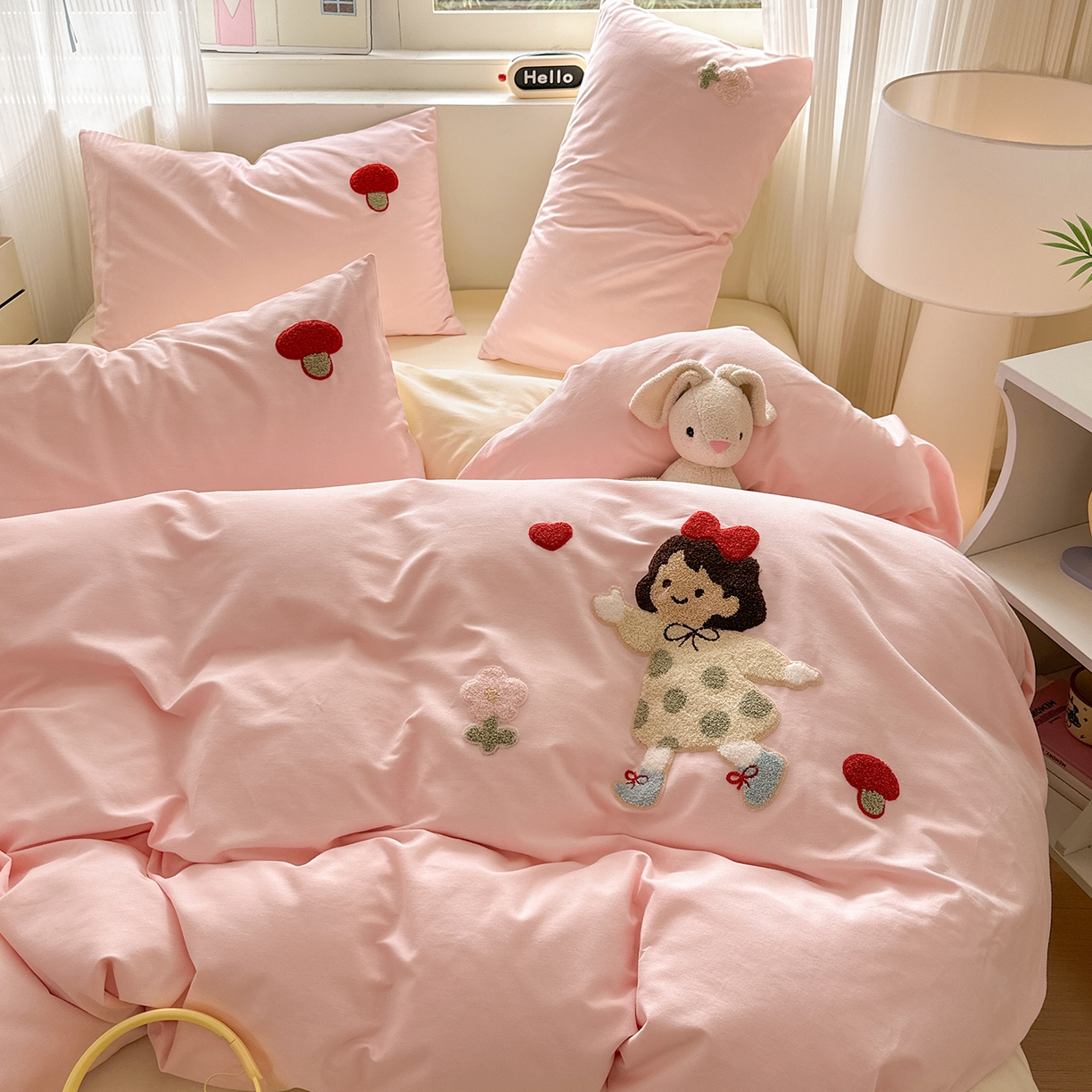 91家纺网 家纺一手货源 找家纺 锦觅 2025秋冬新款A类纯色小清新全棉磨毛绣花保暖四件套-第二批 可爱女孩（粉白）