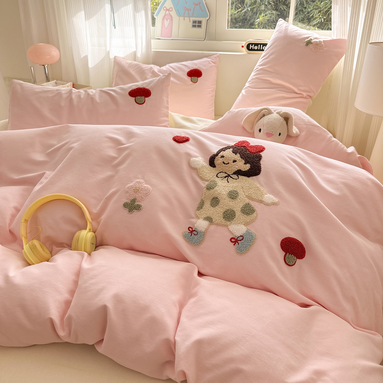 91家纺网 家纺一手货源 找家纺 锦觅 2025秋冬新款A类纯色小清新全棉磨毛绣花保暖四件套-第二批 可爱女孩（粉白）