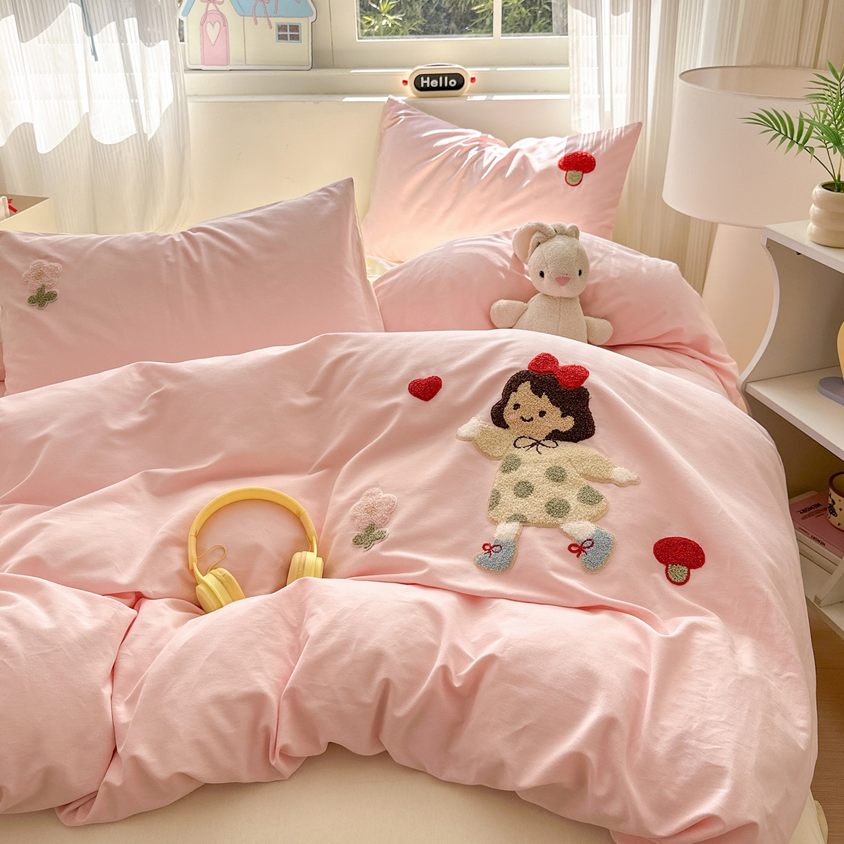 91家纺网 家纺一手货源 找家纺 锦觅 2025秋冬新款A类纯色小清新全棉磨毛绣花保暖四件套-第二批 可爱女孩（粉白）