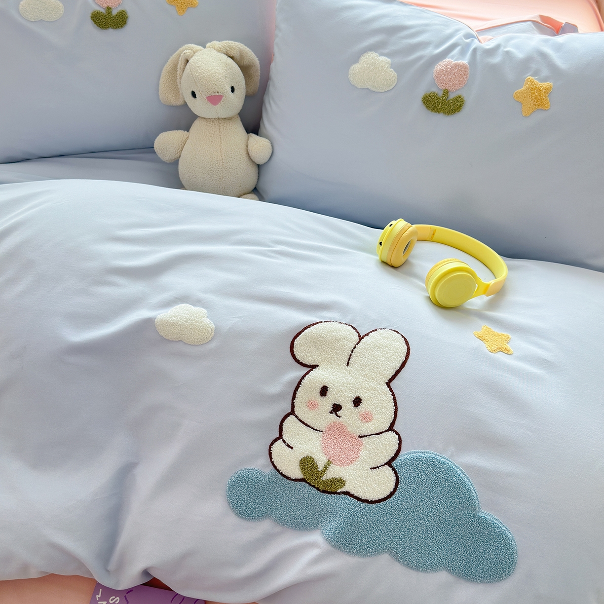 91家纺网 家纺一手货源 找家纺 锦觅 2025秋冬新款A类纯色小清新全棉磨毛绣花保暖四件套-第二批 可爱小兔