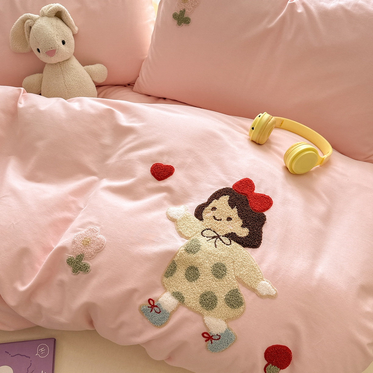 91家纺网 家纺一手货源 找家纺 锦觅 2025秋冬新款A类纯色小清新全棉磨毛绣花保暖四件套-第二批 可爱女孩（粉白）