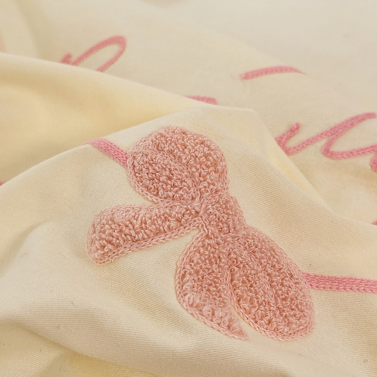 91家纺网 家纺一手货源 找家纺 锦觅 2025秋冬新款A类纯色小清新全棉磨毛绣花保暖四件套-第二批 繁花似锦（米粉）