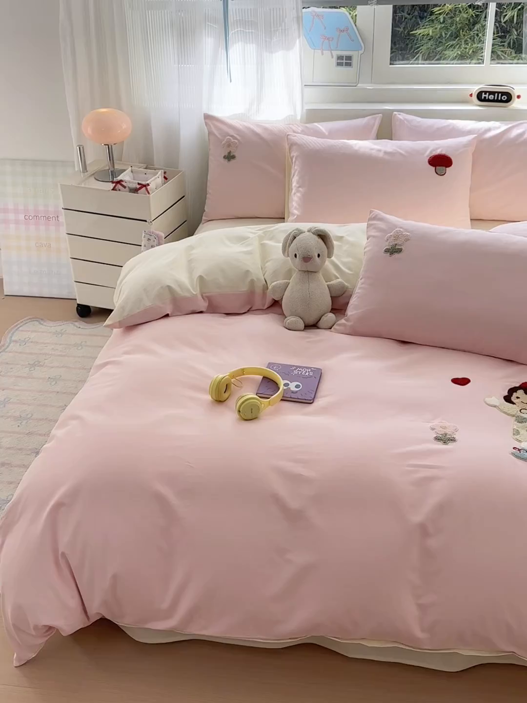 91家纺网 家纺一手货源 找家纺 锦觅 2025秋冬新款A类纯色小清新全棉磨毛绣花保暖四件套-第二批 可爱女孩（粉白）