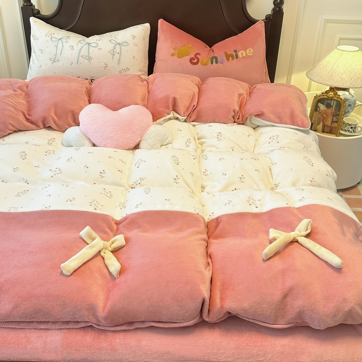 91家纺网 家纺一手货源 找家纺 （总）子钦家纺 2025秋冬新款复古宫廷风加厚牛奶绒蝴蝶结款毛巾绣四件套