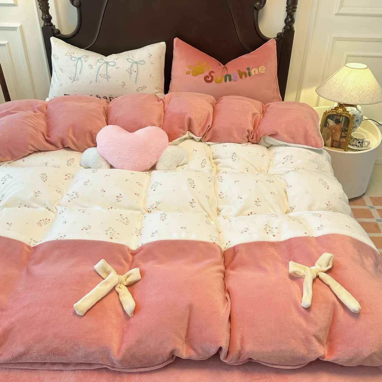 91家纺网 家纺一手货源 找家纺 子钦家纺 2025秋冬新款复古宫廷风加厚牛奶绒蝴蝶结款毛巾绣四件套 复古宫廷风-小花园