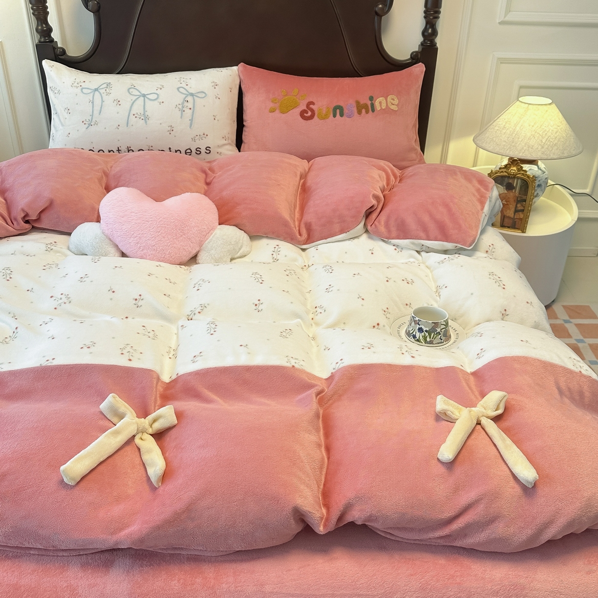 91家纺网 家纺一手货源 找家纺 子钦家纺 2025秋冬新款复古宫廷风加厚牛奶绒蝴蝶结款毛巾绣四件套 复古宫廷风-小花园