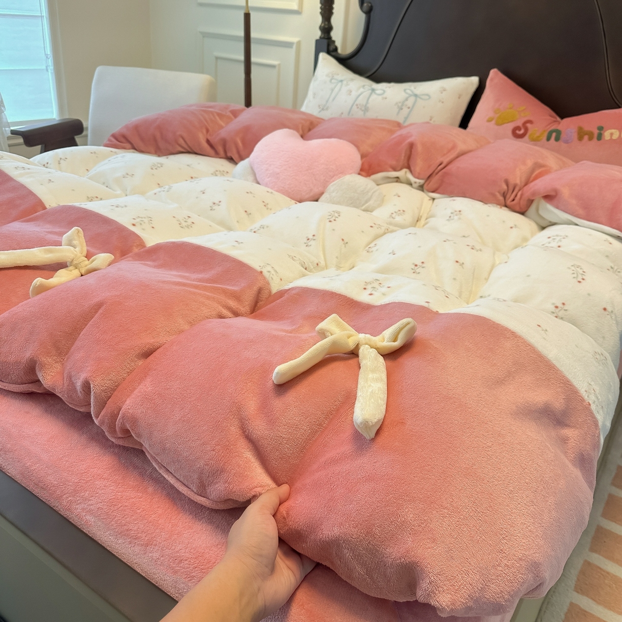 91家纺网 家纺一手货源 找家纺 子钦家纺 2025秋冬新款复古宫廷风加厚牛奶绒蝴蝶结款毛巾绣四件套 复古宫廷风-小花园