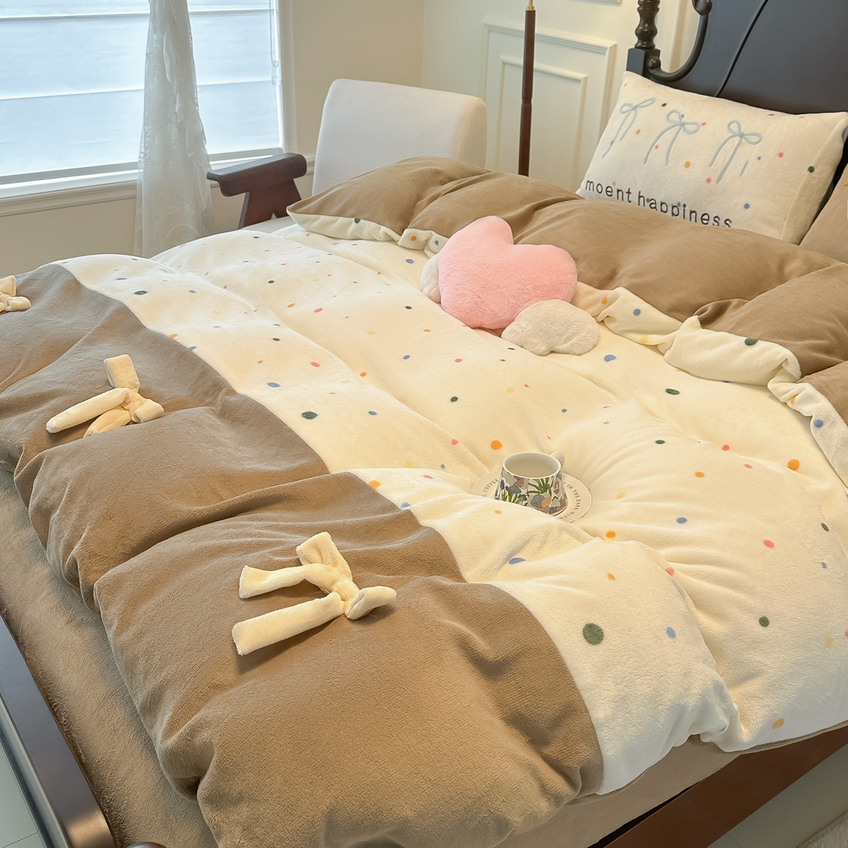 91家纺网 家纺一手货源 找家纺 子钦家纺 2025秋冬新款复古宫廷风加厚牛奶绒蝴蝶结款毛巾绣四件套 复古宫廷风-七彩波点