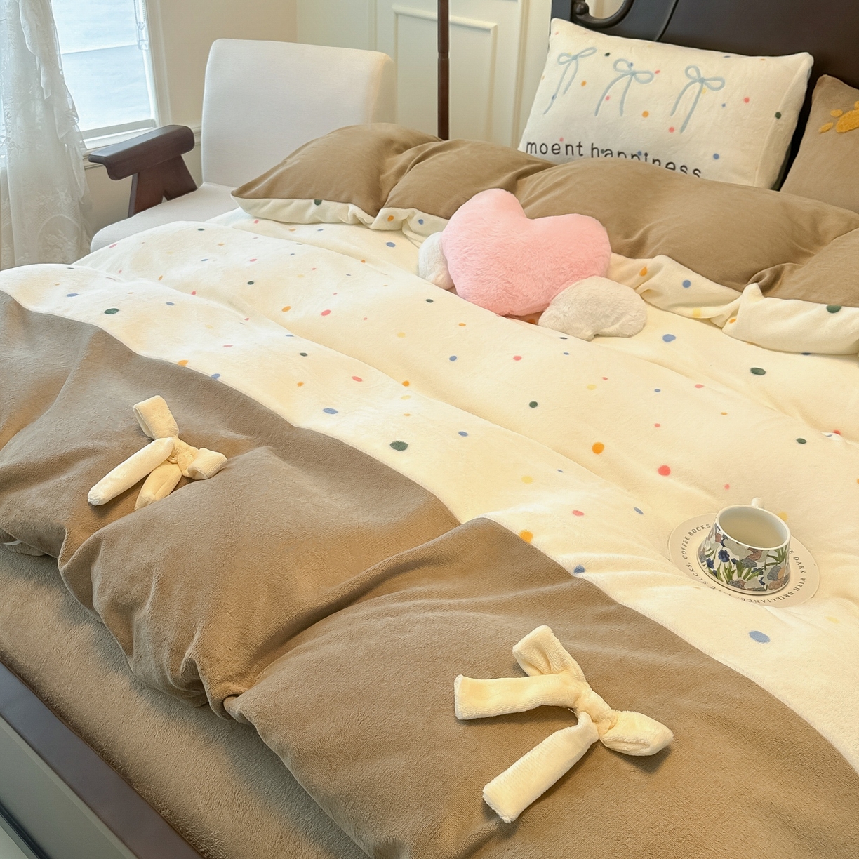 91家纺网 家纺一手货源 找家纺 子钦家纺 2025秋冬新款复古宫廷风加厚牛奶绒蝴蝶结款毛巾绣四件套 复古宫廷风-七彩波点