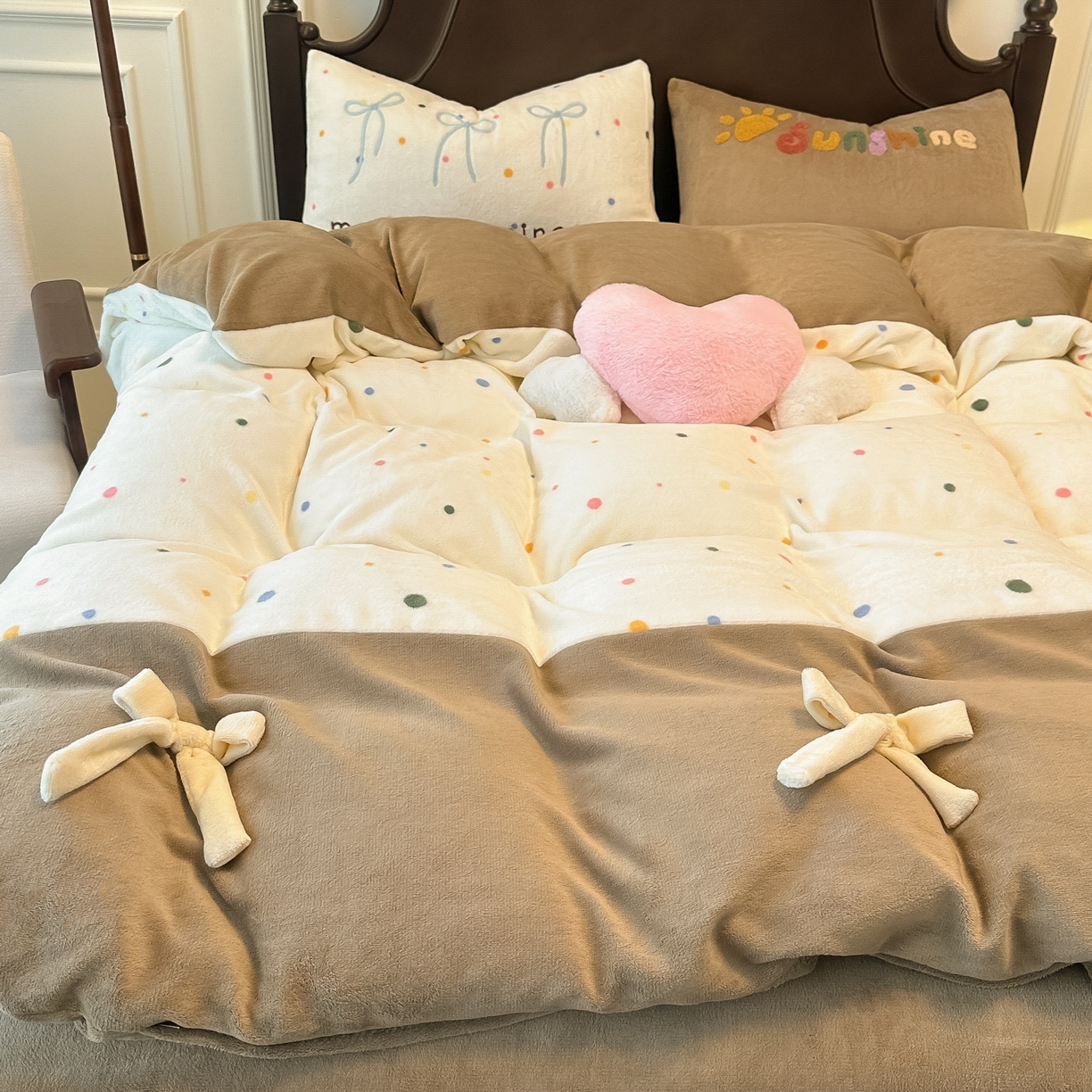 91家纺网 家纺一手货源 找家纺 子钦家纺 2025秋冬新款复古宫廷风加厚牛奶绒蝴蝶结款毛巾绣四件套 复古宫廷风-七彩波点