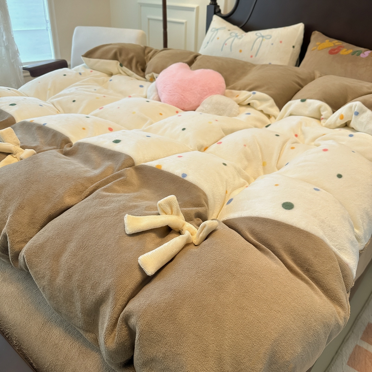 91家纺网 家纺一手货源 找家纺 子钦家纺 2025秋冬新款复古宫廷风加厚牛奶绒蝴蝶结款毛巾绣四件套 复古宫廷风-七彩波点