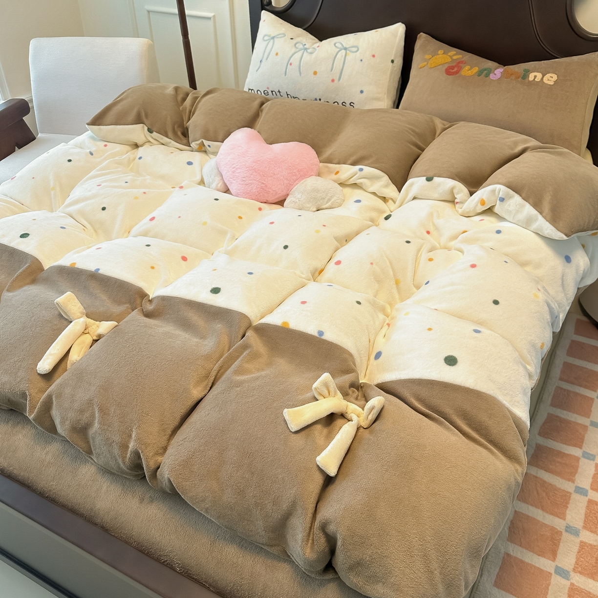 91家纺网 家纺一手货源 找家纺 子钦家纺 2025秋冬新款复古宫廷风加厚牛奶绒蝴蝶结款毛巾绣四件套 复古宫廷风-七彩波点