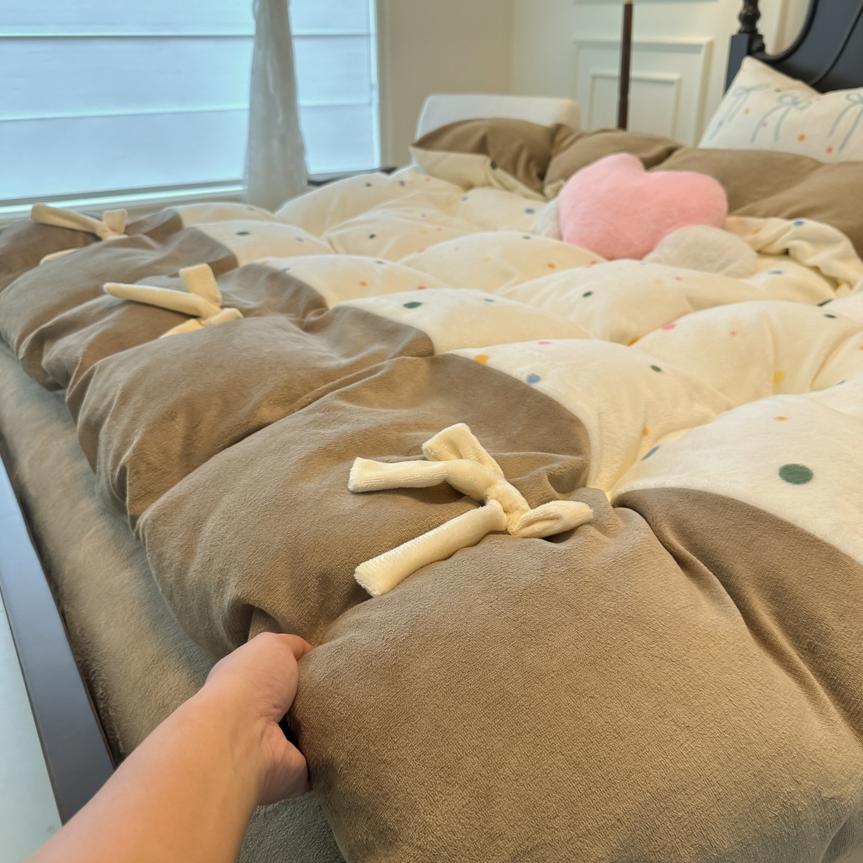 91家纺网 家纺一手货源 找家纺 子钦家纺 2025秋冬新款复古宫廷风加厚牛奶绒蝴蝶结款毛巾绣四件套 复古宫廷风-七彩波点