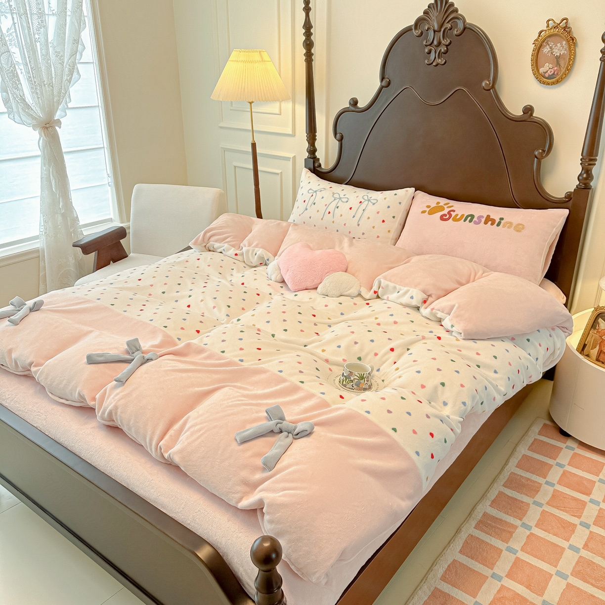 91家纺网 家纺一手货源 找家纺 子钦家纺 2025秋冬新款复古宫廷风加厚牛奶绒蝴蝶结款毛巾绣四件套 复古宫廷风-七彩爱心