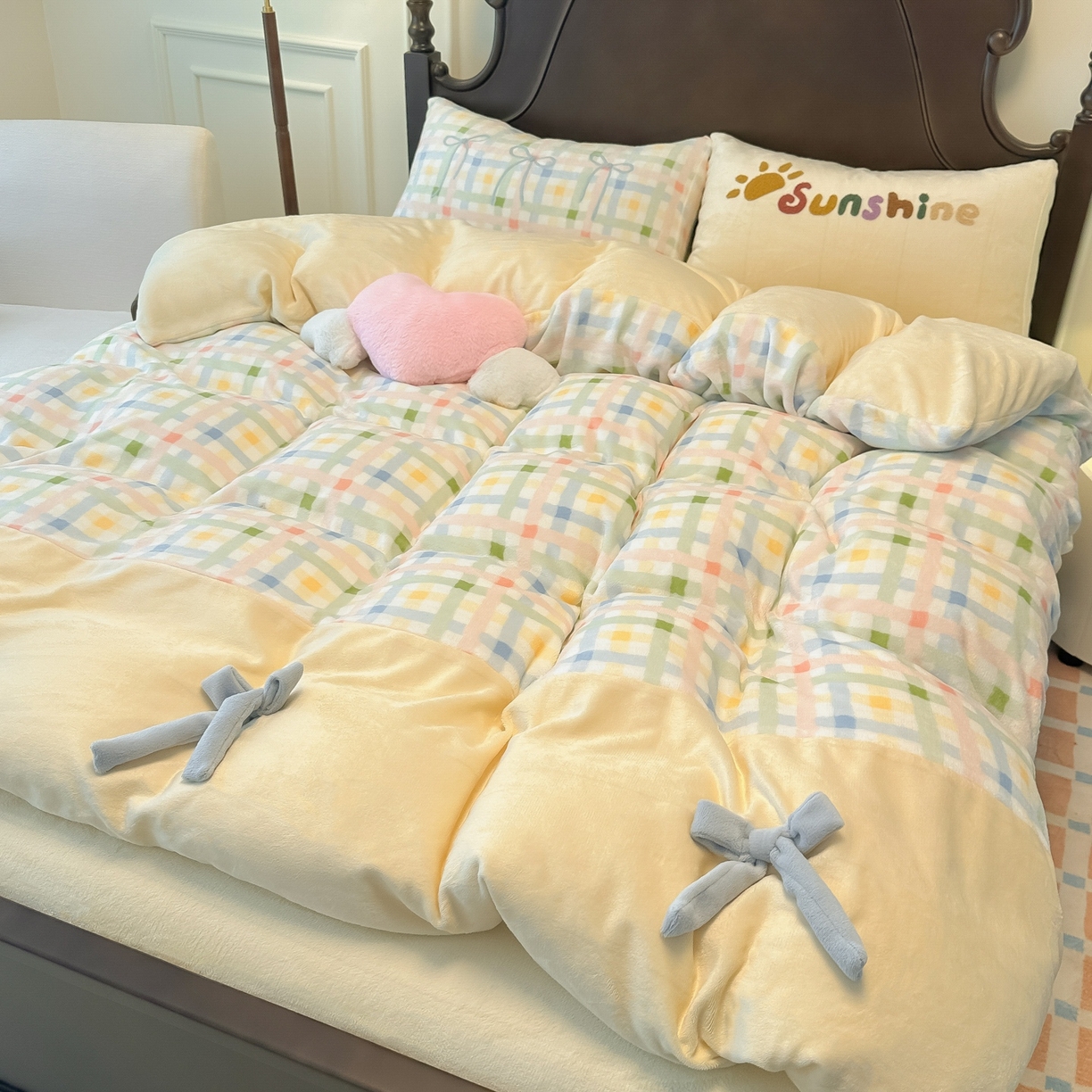 91家纺网 家纺一手货源 找家纺 子钦家纺 2025秋冬新款复古宫廷风加厚牛奶绒蝴蝶结款毛巾绣四件套 复古宫廷风-七彩格