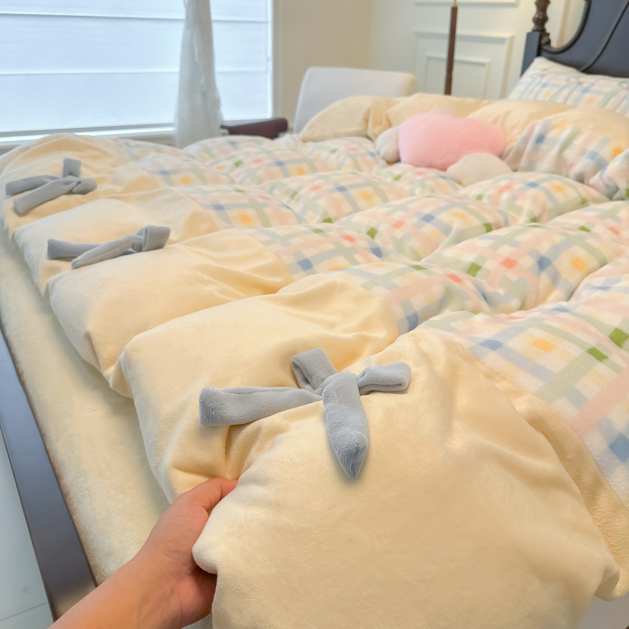 91家纺网 家纺一手货源 找家纺 子钦家纺 2025秋冬新款复古宫廷风加厚牛奶绒蝴蝶结款毛巾绣四件套 复古宫廷风-七彩格