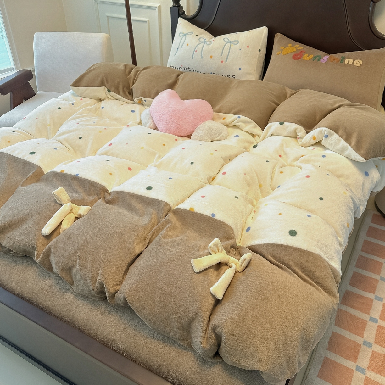 91家纺网 家纺一手货源 找家纺 子钦家纺 2025秋冬新款复古宫廷风加厚牛奶绒蝴蝶结款毛巾绣四件套 复古宫廷风-七彩波点