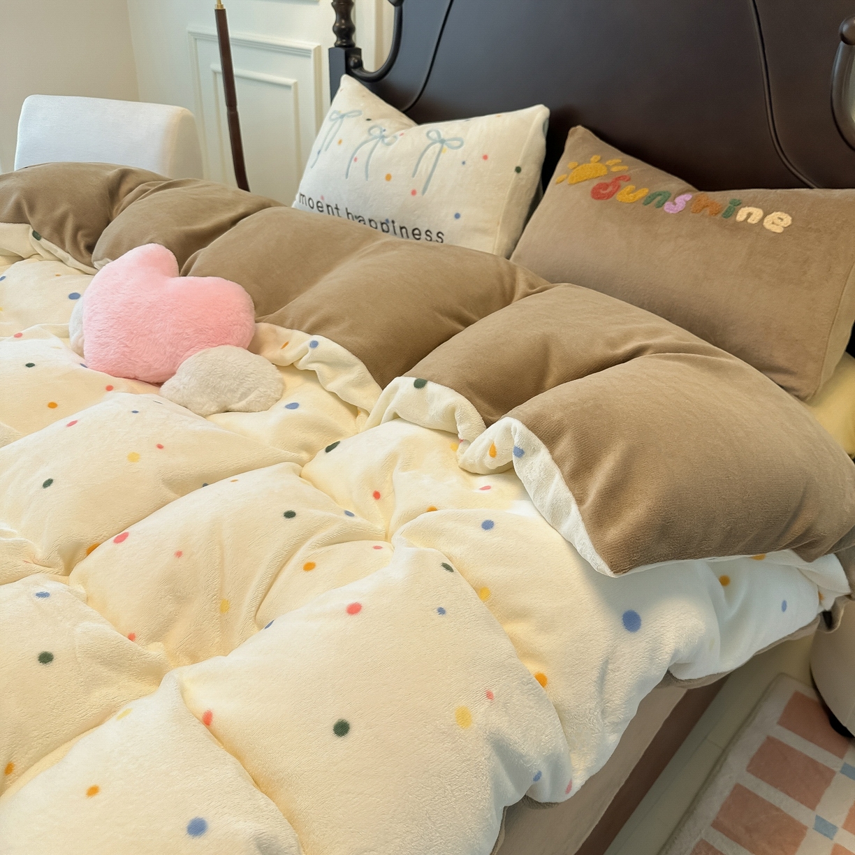 91家纺网 家纺一手货源 找家纺 子钦家纺 2025秋冬新款复古宫廷风加厚牛奶绒蝴蝶结款毛巾绣四件套 复古宫廷风-七彩波点