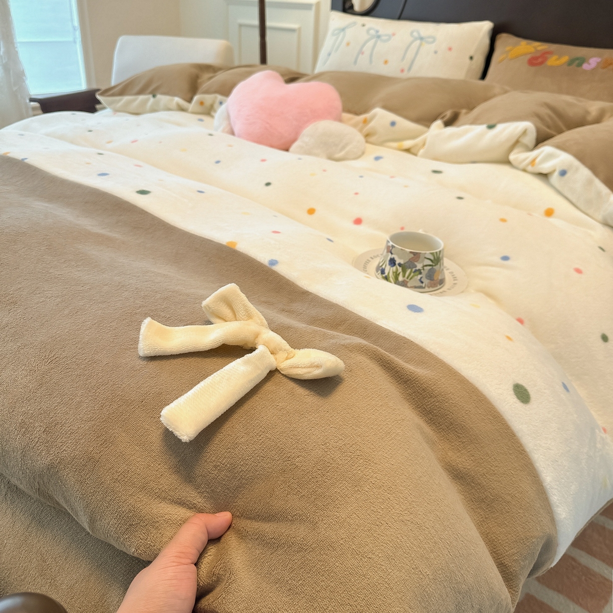 91家纺网 家纺一手货源 找家纺 子钦家纺 2025秋冬新款复古宫廷风加厚牛奶绒蝴蝶结款毛巾绣四件套 复古宫廷风-七彩波点