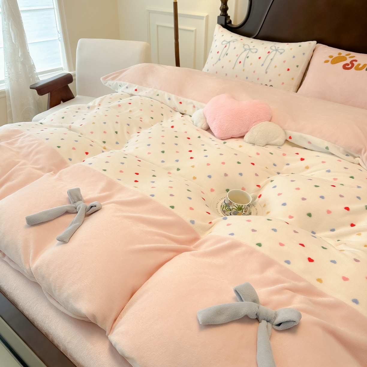 91家纺网 家纺一手货源 找家纺 子钦家纺 2025秋冬新款复古宫廷风加厚牛奶绒蝴蝶结款毛巾绣四件套 复古宫廷风-七彩爱心