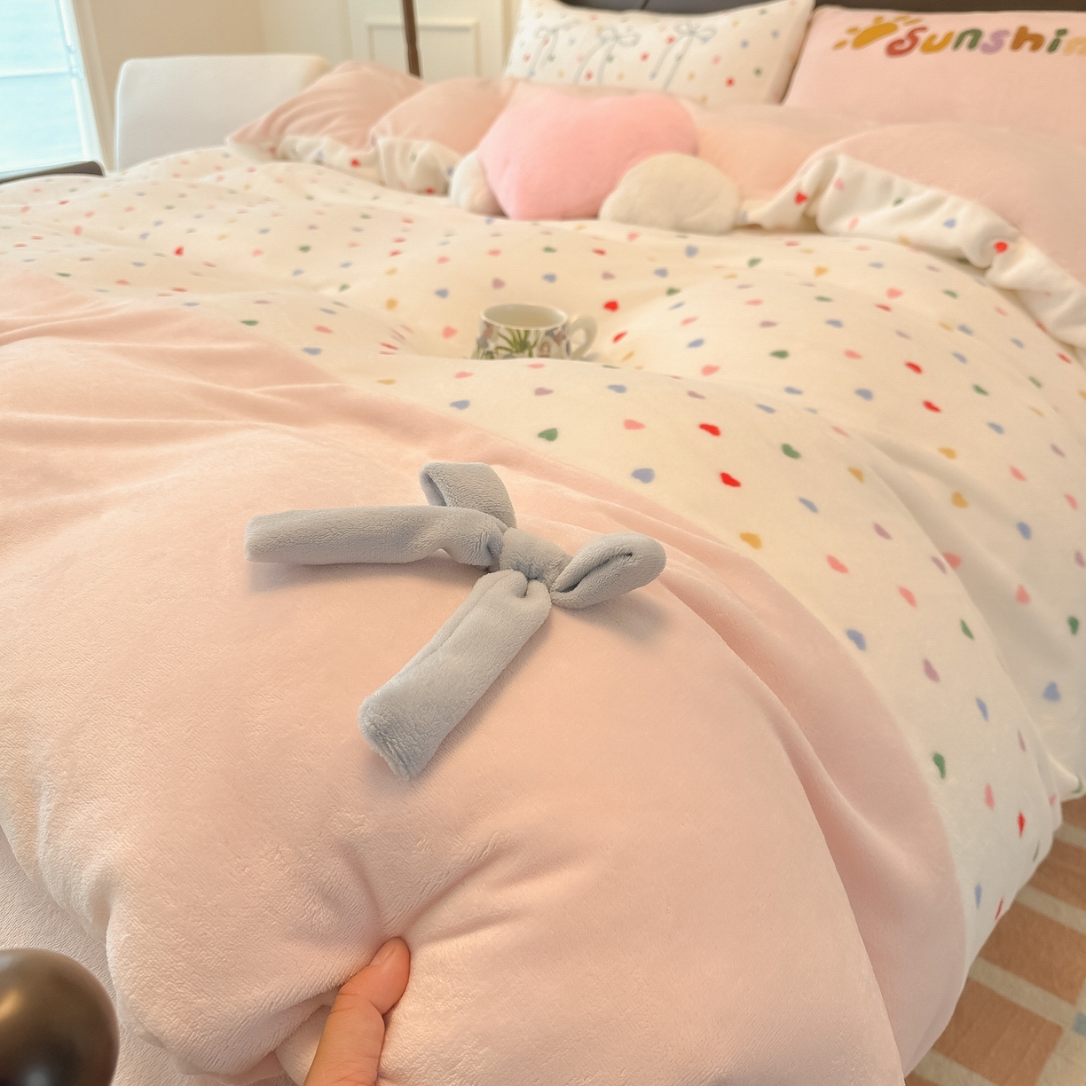 91家纺网 家纺一手货源 找家纺 子钦家纺 2025秋冬新款复古宫廷风加厚牛奶绒蝴蝶结款毛巾绣四件套 复古宫廷风-七彩爱心