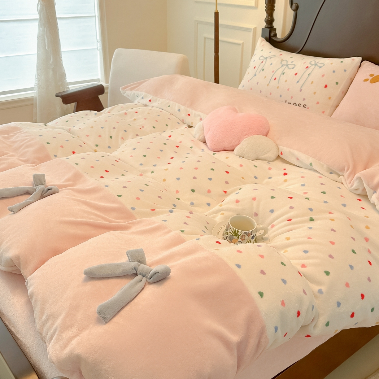 91家纺网 家纺一手货源 找家纺 子钦家纺 2025秋冬新款复古宫廷风加厚牛奶绒蝴蝶结款毛巾绣四件套 复古宫廷风-七彩爱心