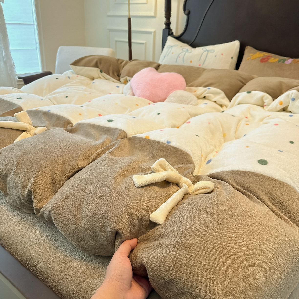 91家纺网 家纺一手货源 找家纺 子钦家纺 2025秋冬新款复古宫廷风加厚牛奶绒蝴蝶结款毛巾绣四件套 复古宫廷风-七彩波点