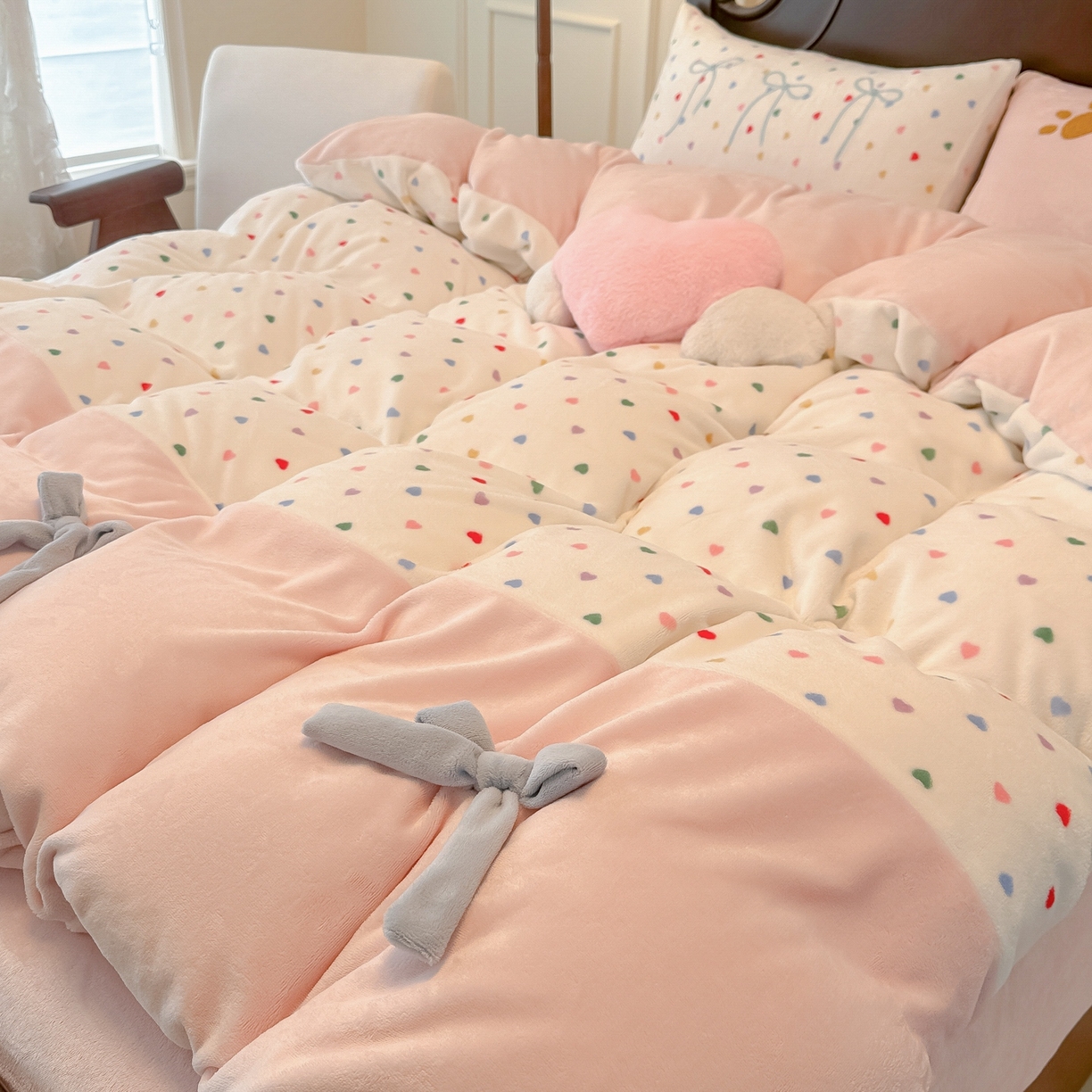 91家纺网 家纺一手货源 找家纺 子钦家纺 2025秋冬新款复古宫廷风加厚牛奶绒蝴蝶结款毛巾绣四件套 复古宫廷风-七彩爱心