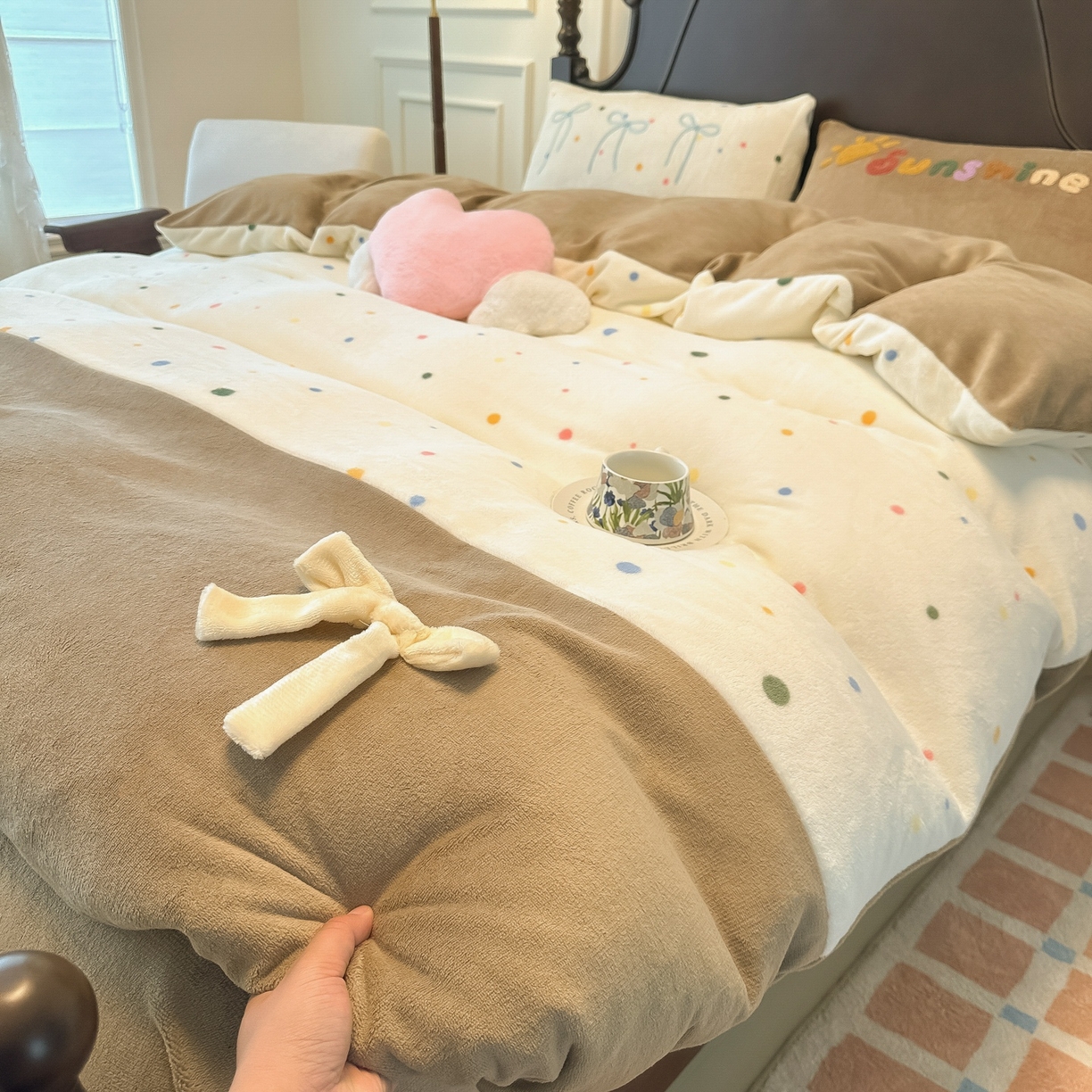 91家纺网 家纺一手货源 找家纺 子钦家纺 2025秋冬新款复古宫廷风加厚牛奶绒蝴蝶结款毛巾绣四件套 复古宫廷风-七彩波点