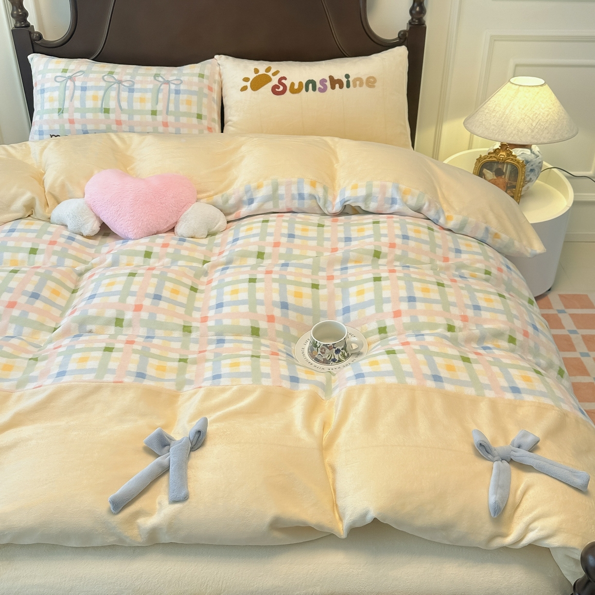 91家纺网 家纺一手货源 找家纺 子钦家纺 2025秋冬新款复古宫廷风加厚牛奶绒蝴蝶结款毛巾绣四件套 复古宫廷风-七彩格