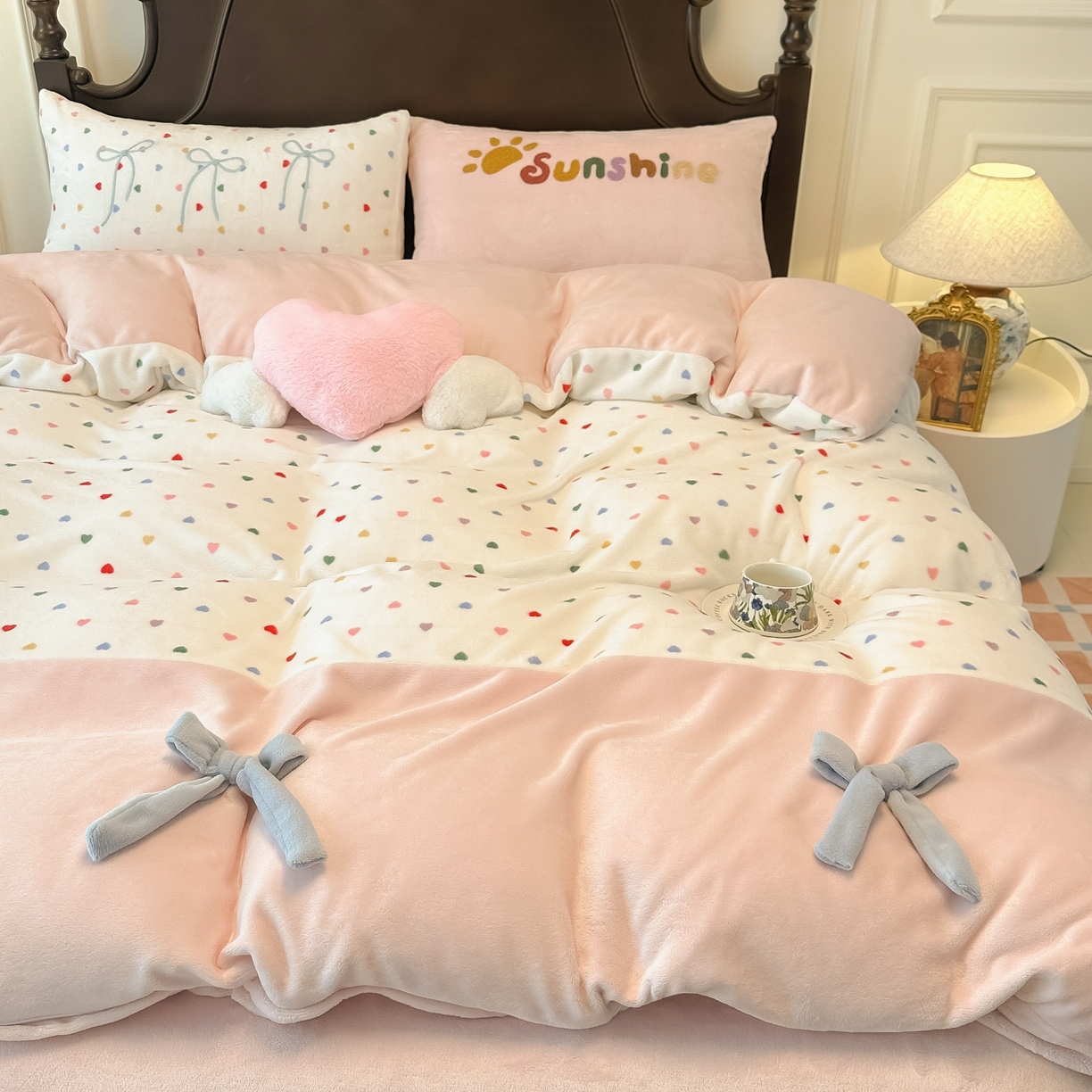 91家纺网 家纺一手货源 找家纺 子钦家纺 2025秋冬新款复古宫廷风加厚牛奶绒蝴蝶结款毛巾绣四件套 复古宫廷风-七彩爱心