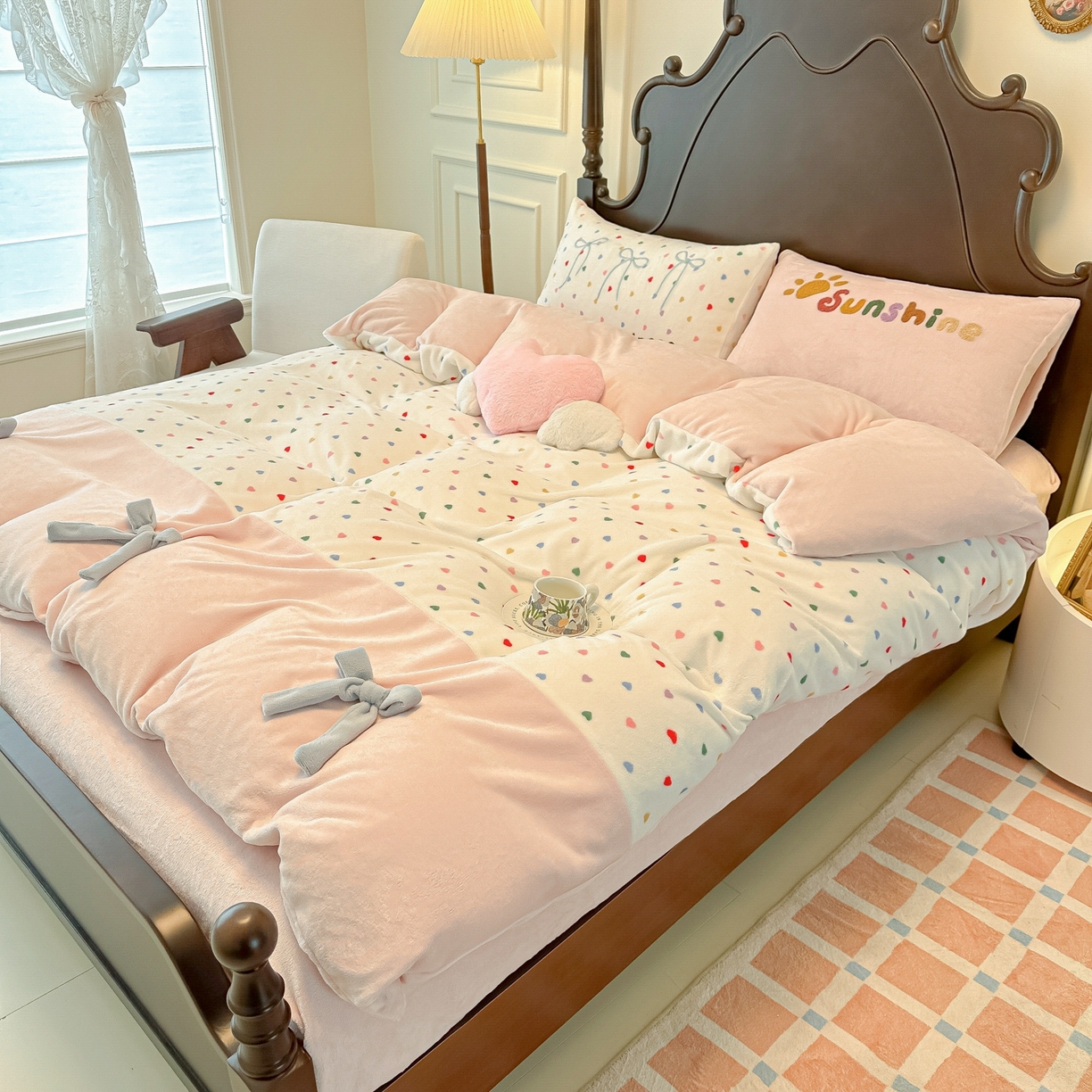 91家纺网 家纺一手货源 找家纺 子钦家纺 2025秋冬新款复古宫廷风加厚牛奶绒蝴蝶结款毛巾绣四件套 复古宫廷风-七彩爱心