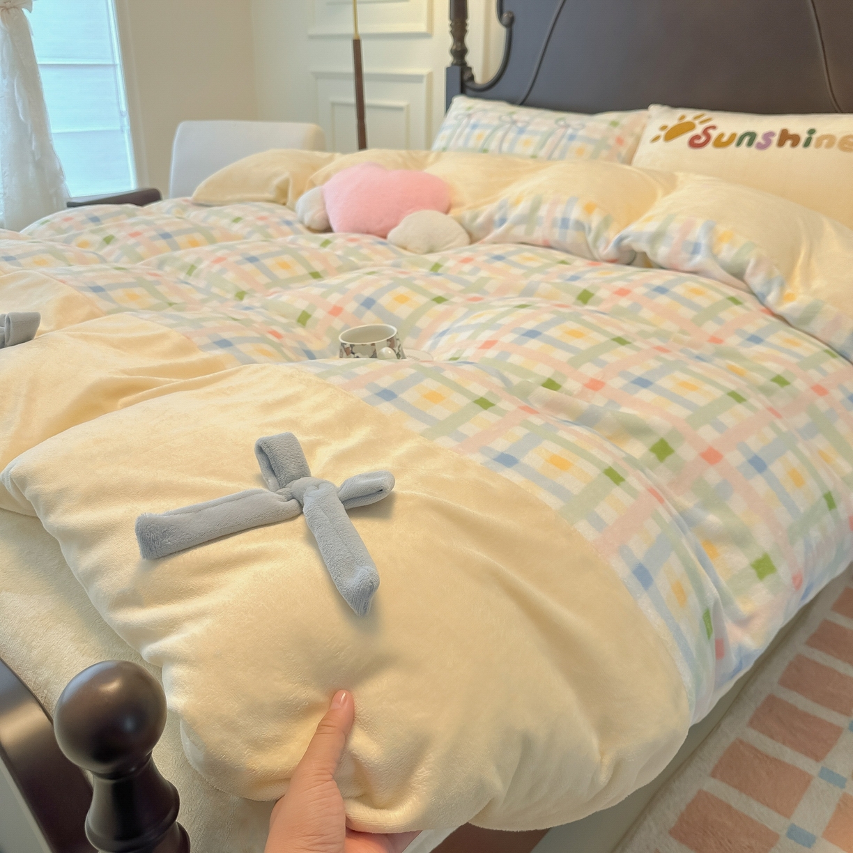 91家纺网 家纺一手货源 找家纺 子钦家纺 2025秋冬新款复古宫廷风加厚牛奶绒蝴蝶结款毛巾绣四件套 复古宫廷风-七彩格