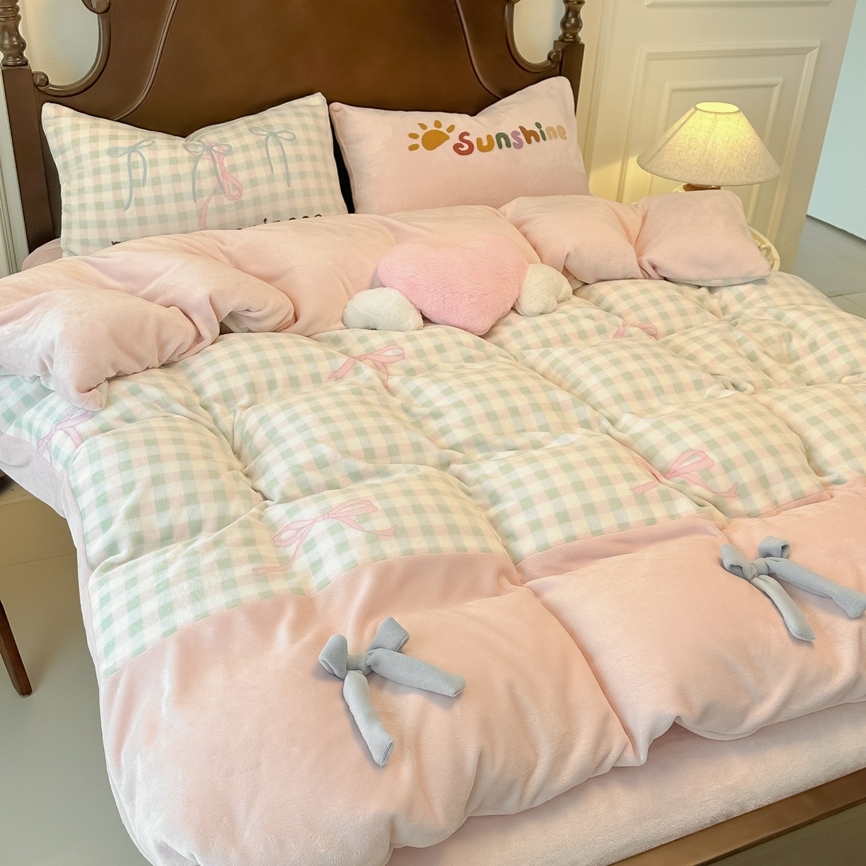 91家纺网 家纺一手货源 找家纺 子钦家纺 2025秋冬新款复古宫廷风加厚牛奶绒蝴蝶结款毛巾绣四件套 复古宫廷风-蝴蝶结格子