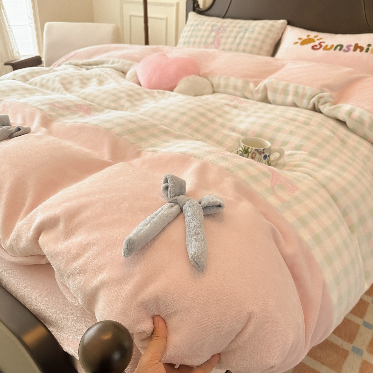 91家纺网 家纺一手货源 找家纺 子钦家纺 2025秋冬新款复古宫廷风加厚牛奶绒蝴蝶结款毛巾绣四件套 复古宫廷风-蝴蝶结格子