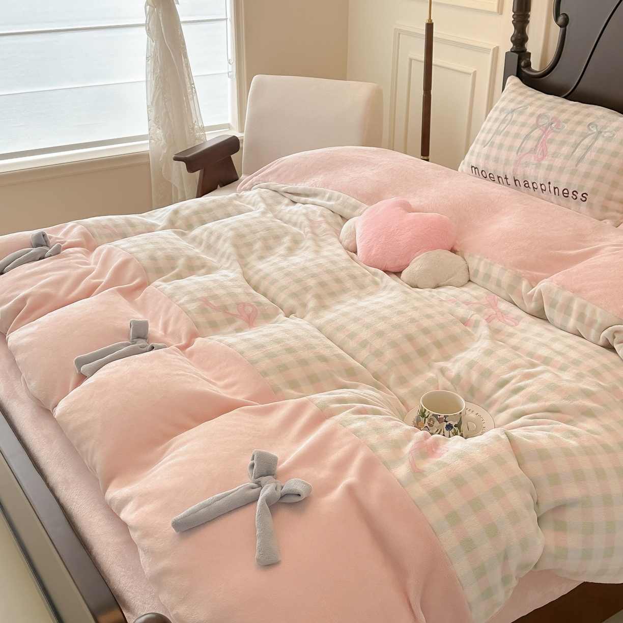 91家纺网 家纺一手货源 找家纺 子钦家纺 2025秋冬新款复古宫廷风加厚牛奶绒蝴蝶结款毛巾绣四件套 复古宫廷风-蝴蝶结格子