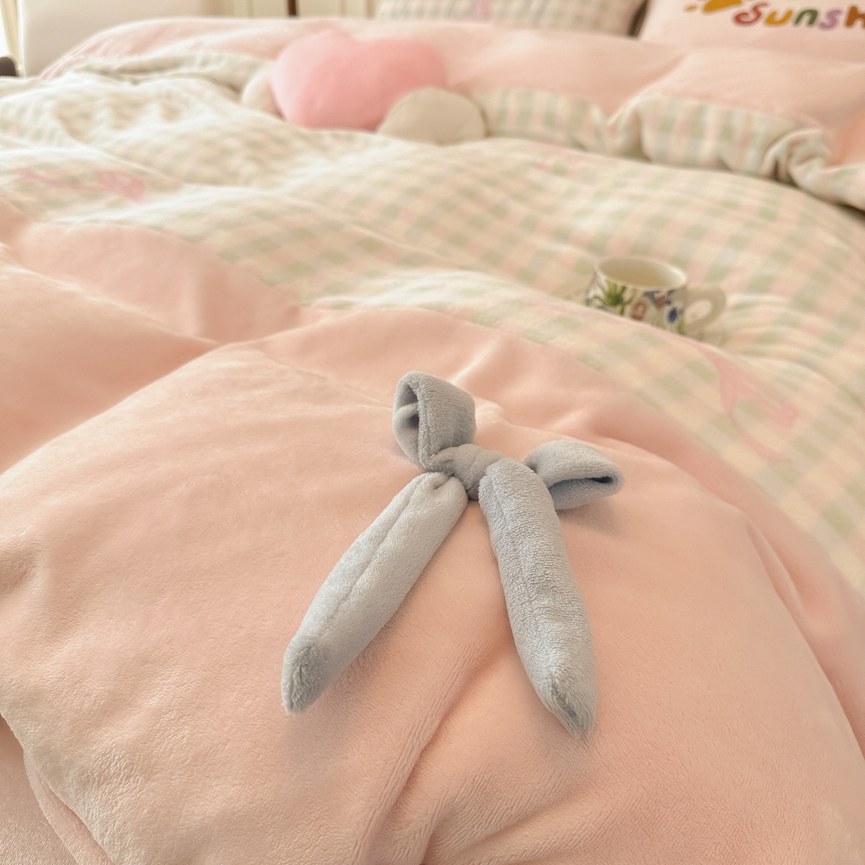 91家纺网 家纺一手货源 找家纺 子钦家纺 2025秋冬新款复古宫廷风加厚牛奶绒蝴蝶结款毛巾绣四件套 复古宫廷风-蝴蝶结格子