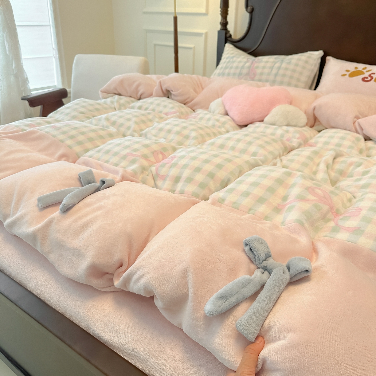 91家纺网 家纺一手货源 找家纺 子钦家纺 2025秋冬新款复古宫廷风加厚牛奶绒蝴蝶结款毛巾绣四件套 复古宫廷风-蝴蝶结格子