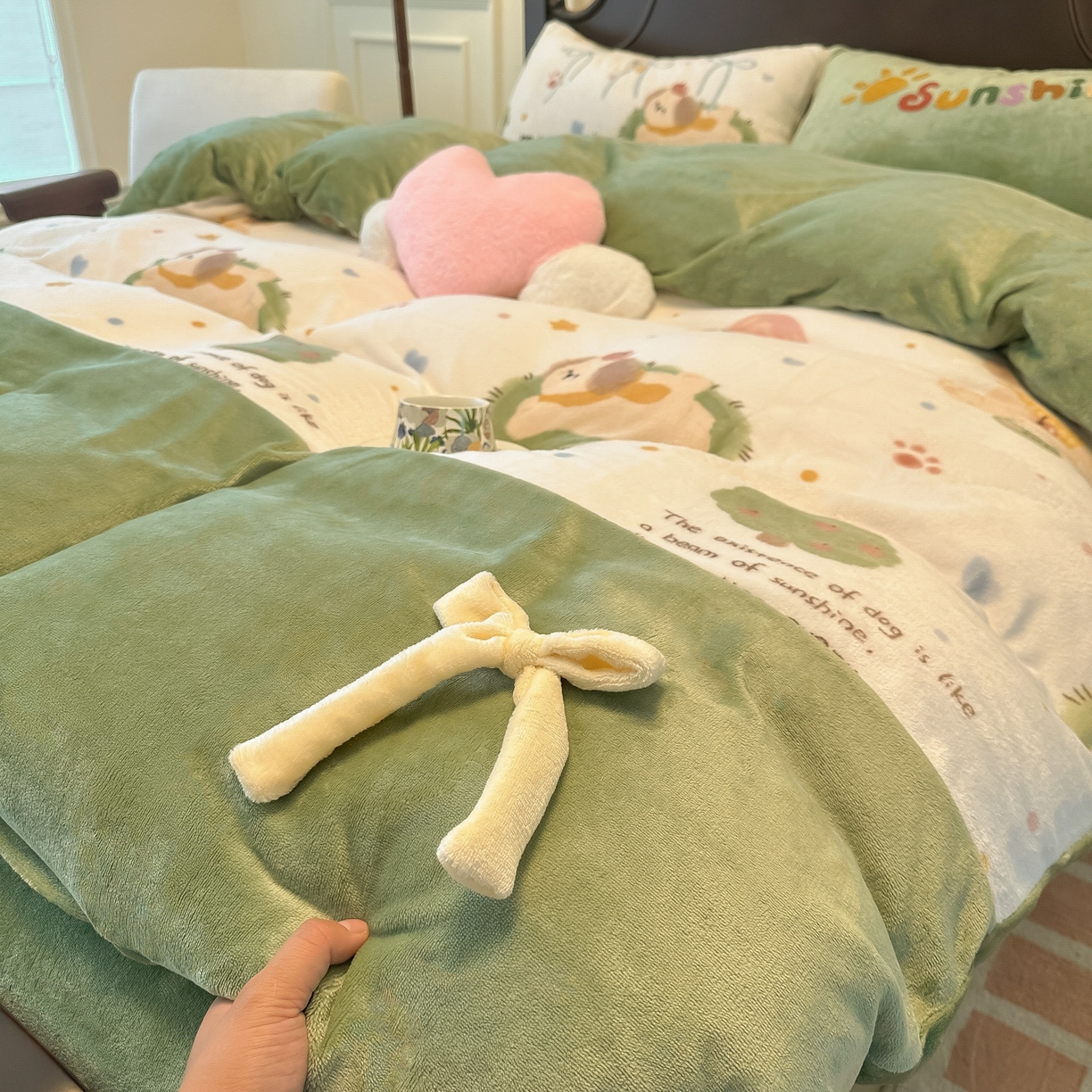 91家纺网 家纺一手货源 找家纺 子钦家纺 2025秋冬新款复古宫廷风加厚牛奶绒蝴蝶结款毛巾绣四件套 复古宫廷风-趴趴狗