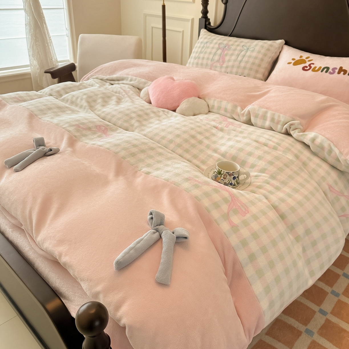 91家纺网 家纺一手货源 找家纺 子钦家纺 2025秋冬新款复古宫廷风加厚牛奶绒蝴蝶结款毛巾绣四件套 复古宫廷风-蝴蝶结格子