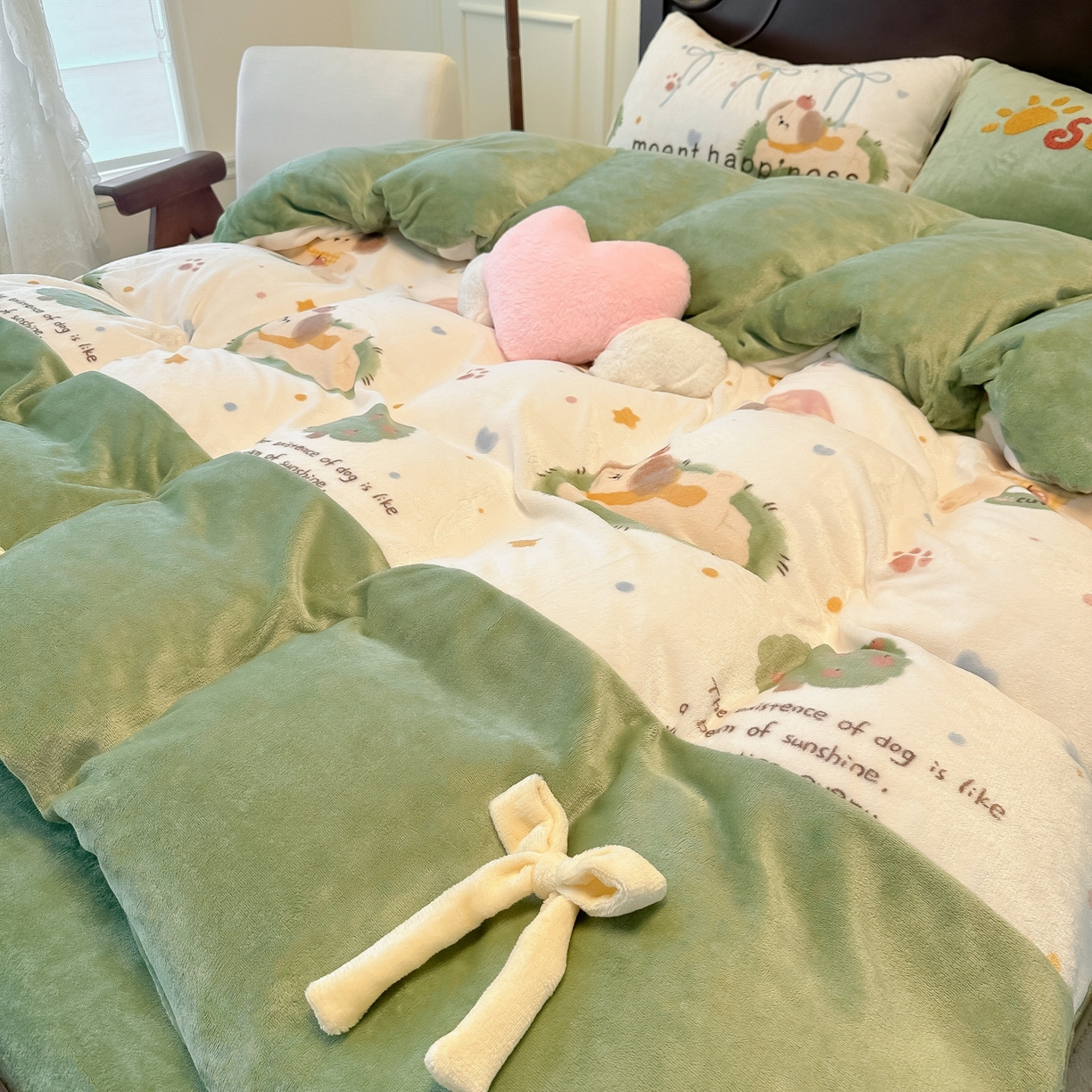 91家纺网 家纺一手货源 找家纺 子钦家纺 2025秋冬新款复古宫廷风加厚牛奶绒蝴蝶结款毛巾绣四件套 复古宫廷风-趴趴狗