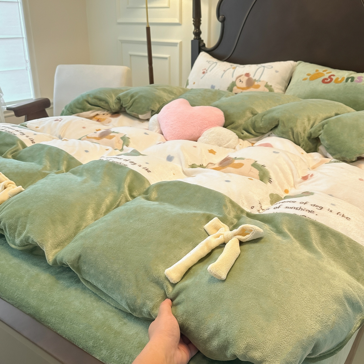 91家纺网 家纺一手货源 找家纺 子钦家纺 2025秋冬新款复古宫廷风加厚牛奶绒蝴蝶结款毛巾绣四件套 复古宫廷风-趴趴狗