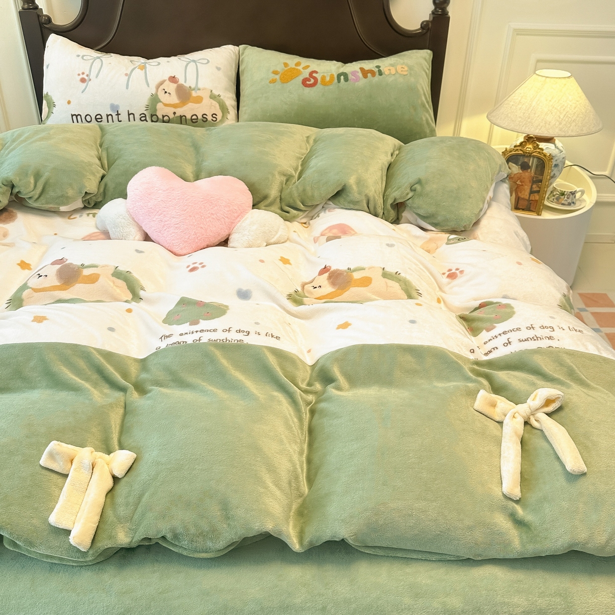 91家纺网 家纺一手货源 找家纺 子钦家纺 2025秋冬新款复古宫廷风加厚牛奶绒蝴蝶结款毛巾绣四件套 复古宫廷风-趴趴狗