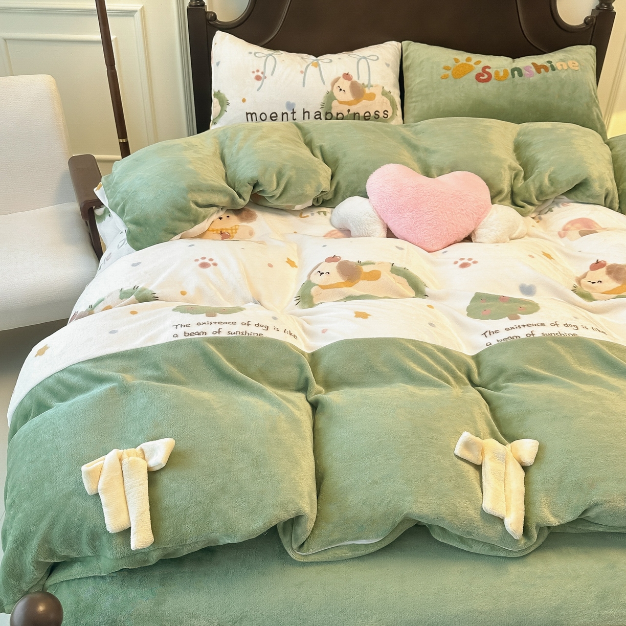 91家纺网 家纺一手货源 找家纺 子钦家纺 2025秋冬新款复古宫廷风加厚牛奶绒蝴蝶结款毛巾绣四件套 复古宫廷风-趴趴狗