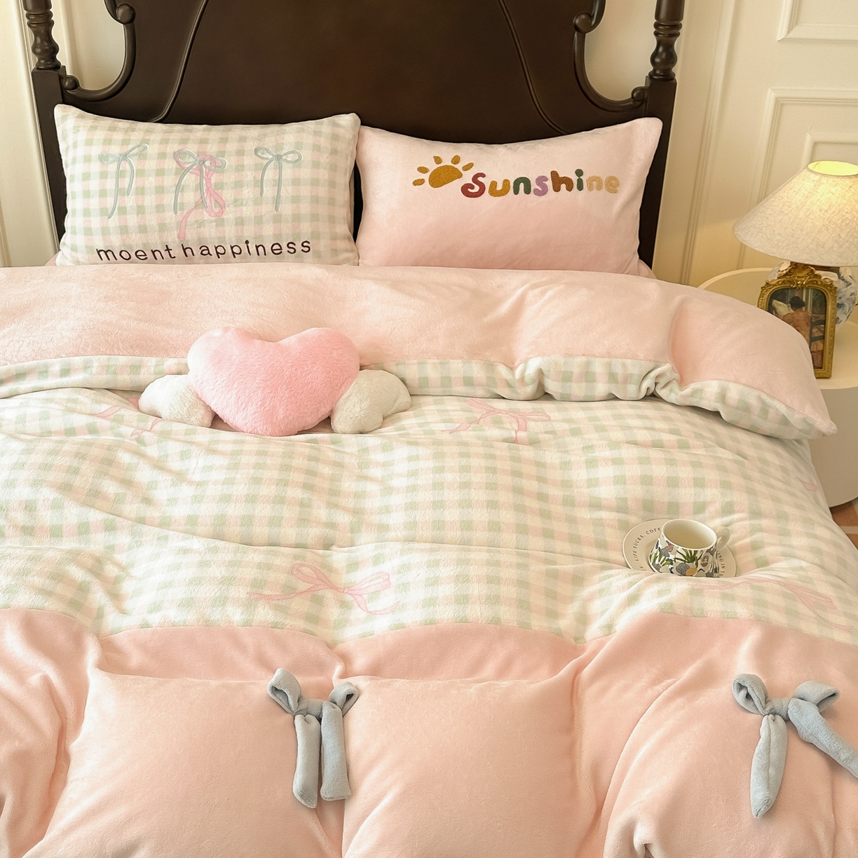 91家纺网 家纺一手货源 找家纺 子钦家纺 2025秋冬新款复古宫廷风加厚牛奶绒蝴蝶结款毛巾绣四件套 复古宫廷风-蝴蝶结格子