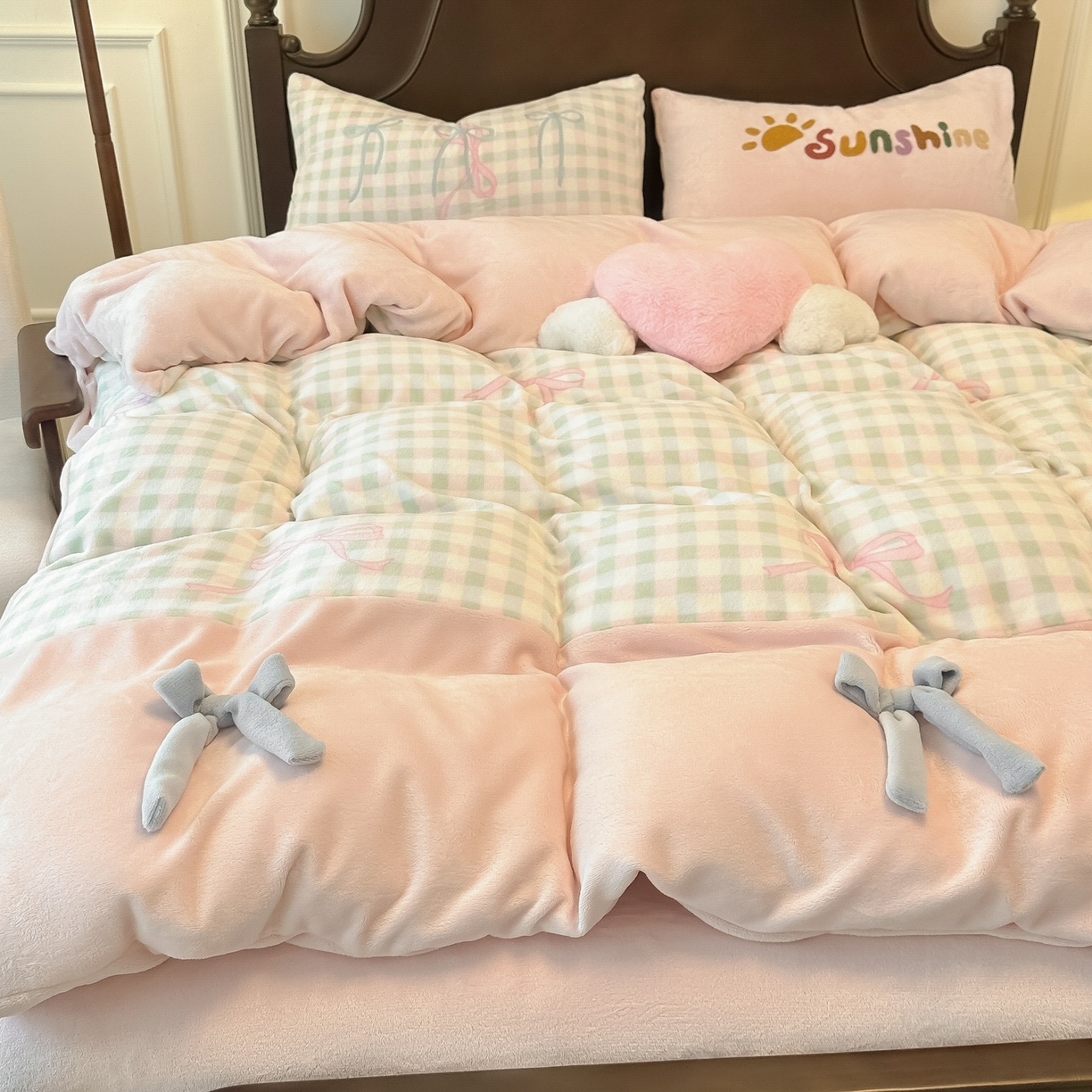 91家纺网 家纺一手货源 找家纺 子钦家纺 2025秋冬新款复古宫廷风加厚牛奶绒蝴蝶结款毛巾绣四件套 复古宫廷风-蝴蝶结格子