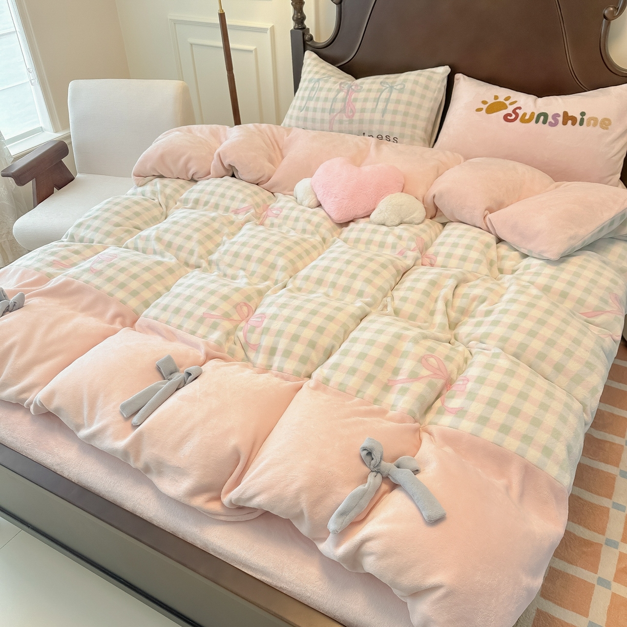 91家纺网 家纺一手货源 找家纺 子钦家纺 2025秋冬新款复古宫廷风加厚牛奶绒蝴蝶结款毛巾绣四件套 复古宫廷风-蝴蝶结格子