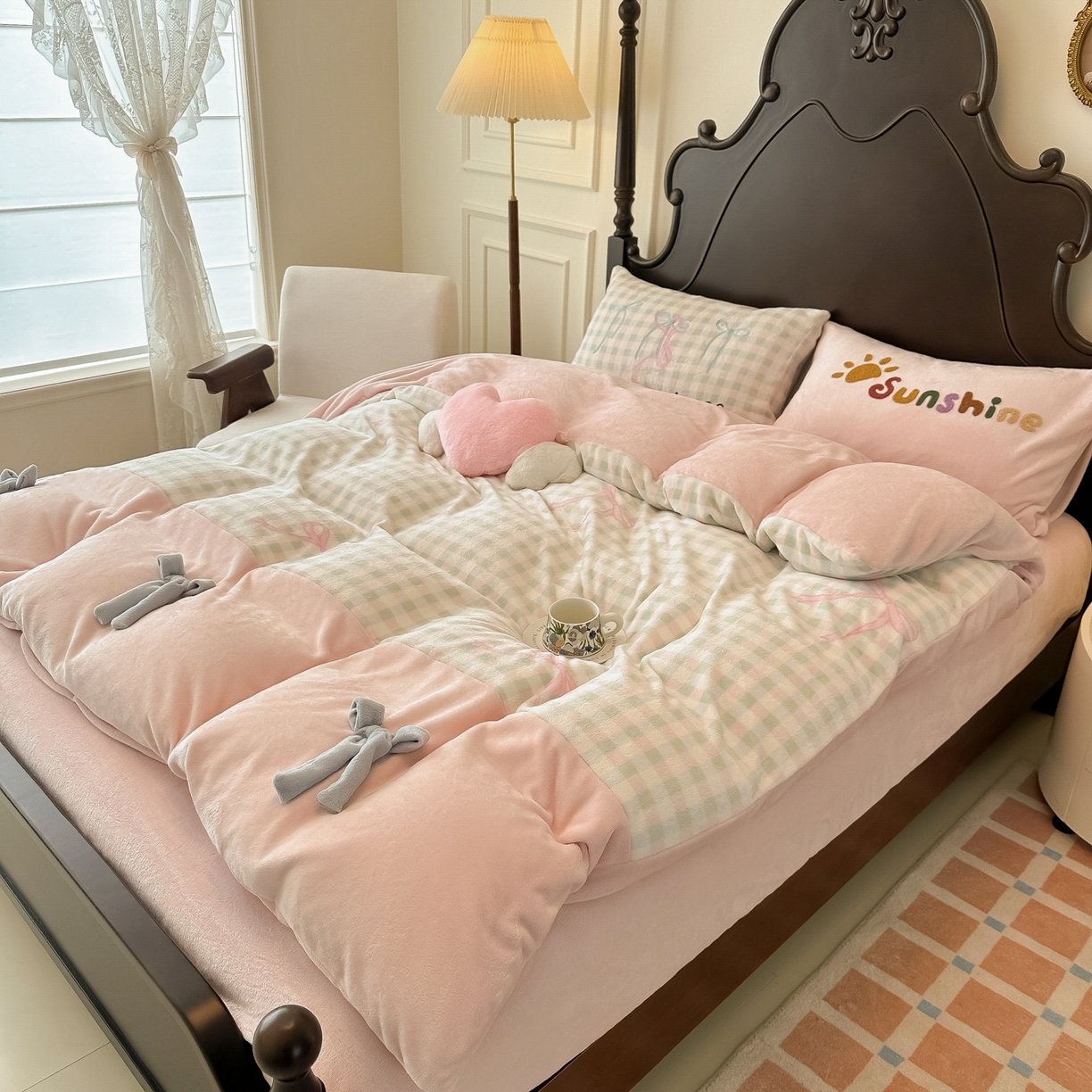 91家纺网 家纺一手货源 找家纺 子钦家纺 2025秋冬新款复古宫廷风加厚牛奶绒蝴蝶结款毛巾绣四件套 复古宫廷风-蝴蝶结格子